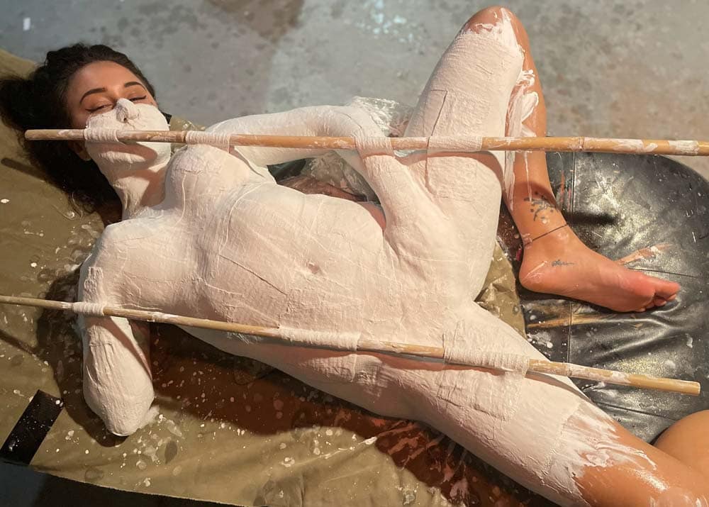 production of a casting form of the female body using the body casting technique, akt, socha, odliatok, akty, sochy, odliatky