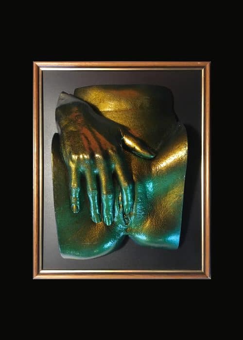 intim-cast-vulva-hand